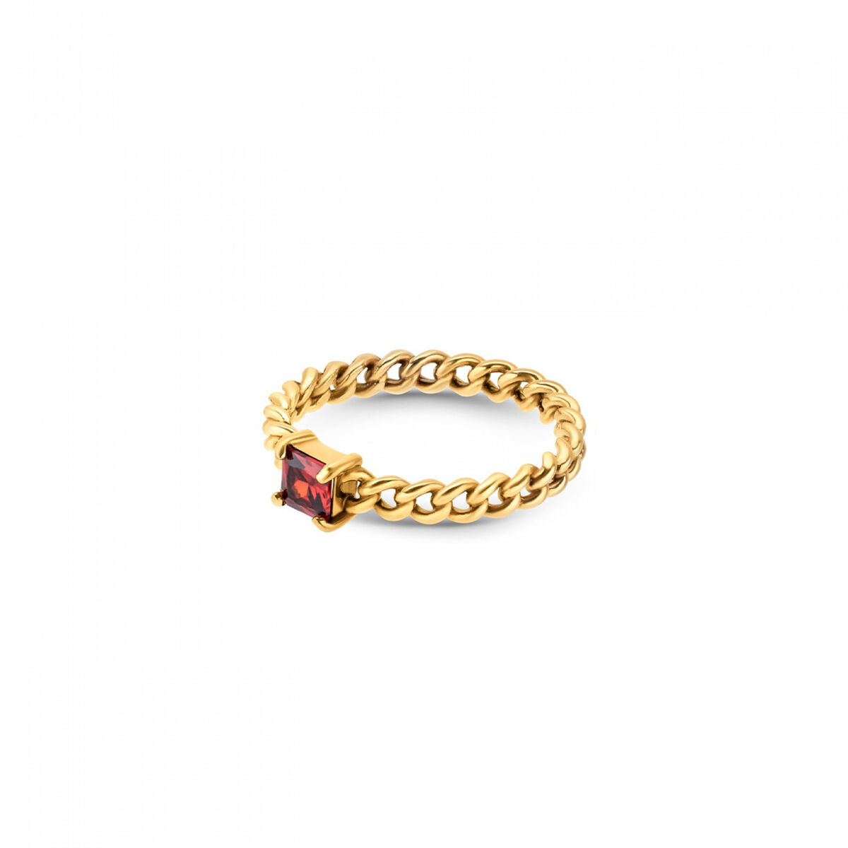 Detail van de gouden One Jewels ring met een stijlvolle, gedraaide band en een rode steen.