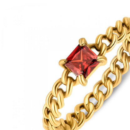 Detail van de gouden One Jewels ring met een vierkante rode steen.