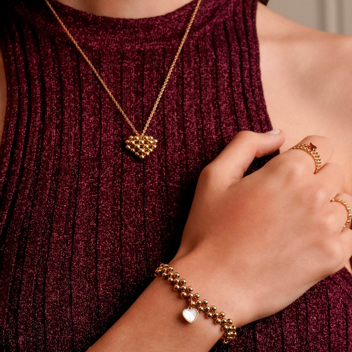 Detail van een hand met de One Jewels gouden ring en een bijpassende armband, casual gedragen.