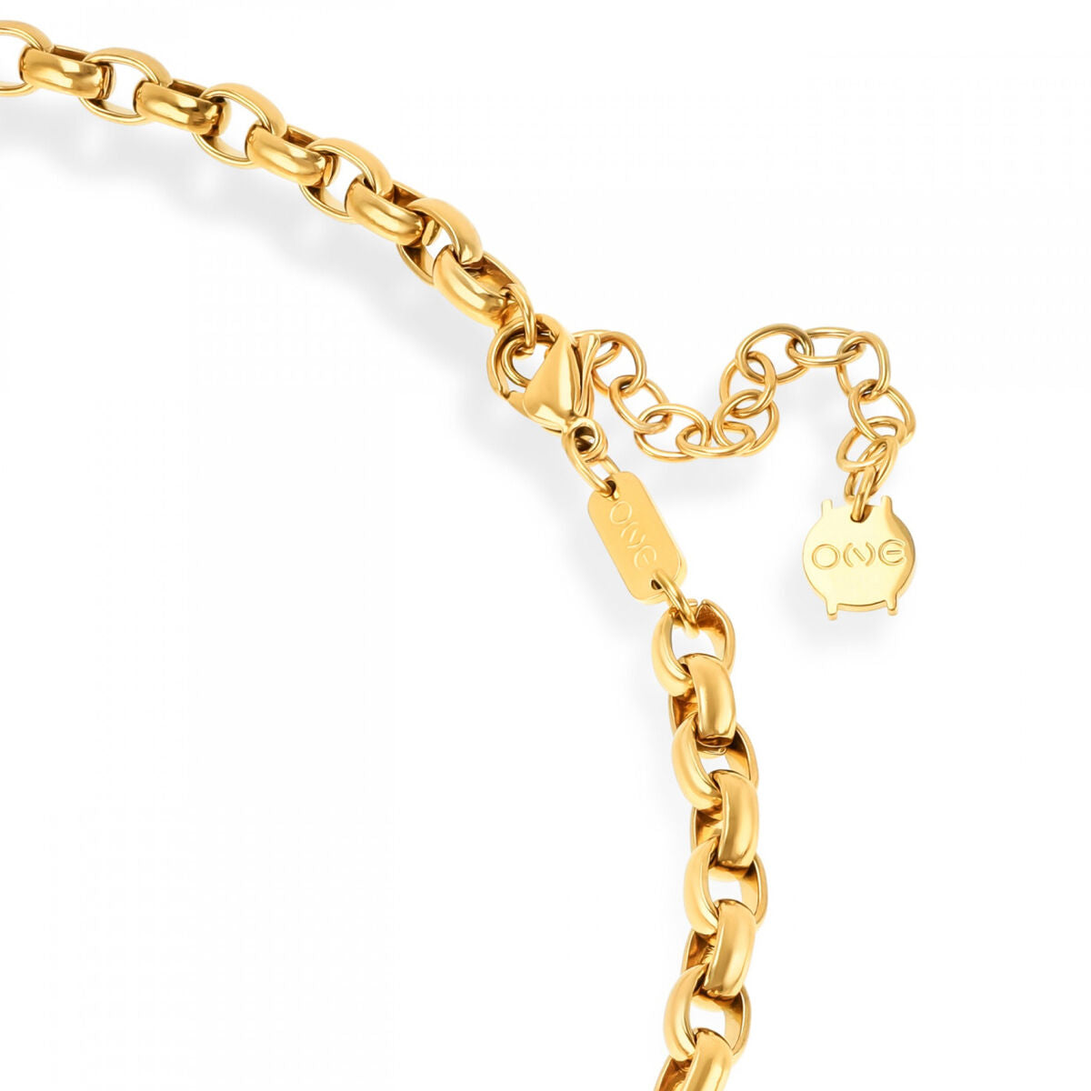 Detail van de sluiting van de gouden One Jewels damesketting met merklabel.