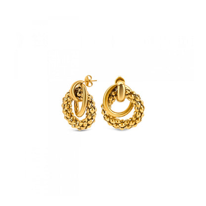 Detail van de gouden One Jewels oorbellen met een elegant, rond ontwerp.