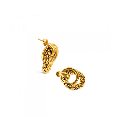 Detail van de gouden One Jewels oorbellen met elegante, ronde vormen en een verfijnde afwerking.