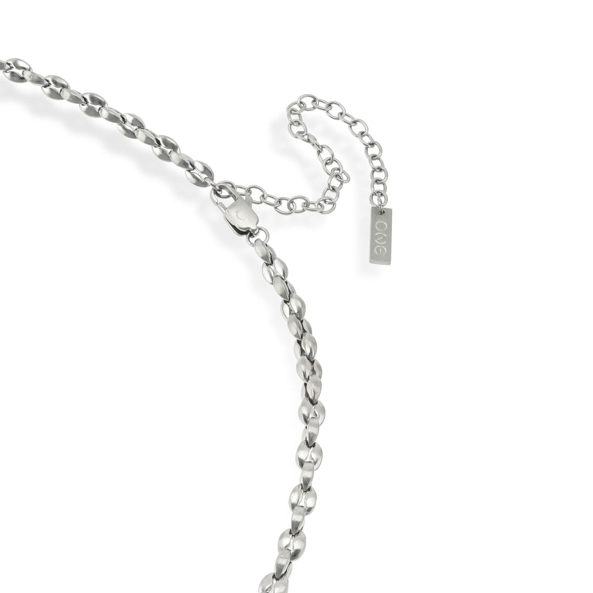Detail van de zilverkleurige One Jewels ketting met schakels en sluiting.