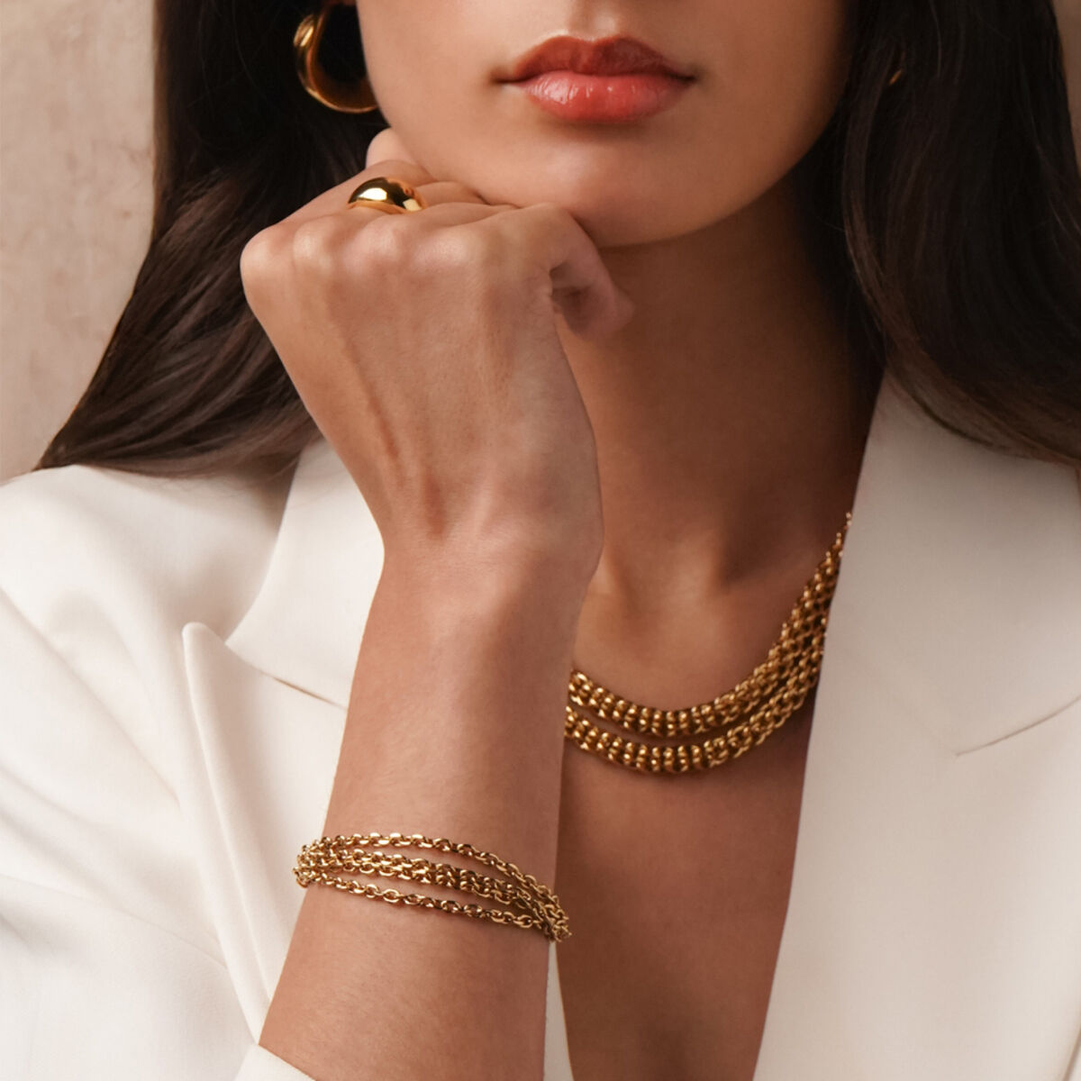 Detail van de One Jewels gouden armband, gedragen met een stijlvolle outfit.