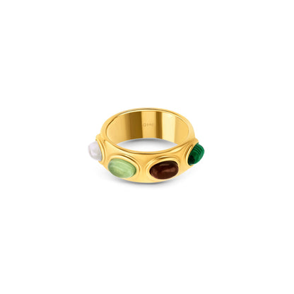 Detail van de gouden One Jewels ring met kleurrijke edelstenen aan de zijkanten.