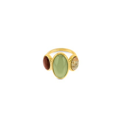 Detail van de One Jewels gouden ring met groene en rode edelstenen.