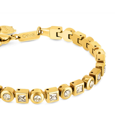 Detail van de One Jewels armband met gouden schakels en sprankelende stenen.