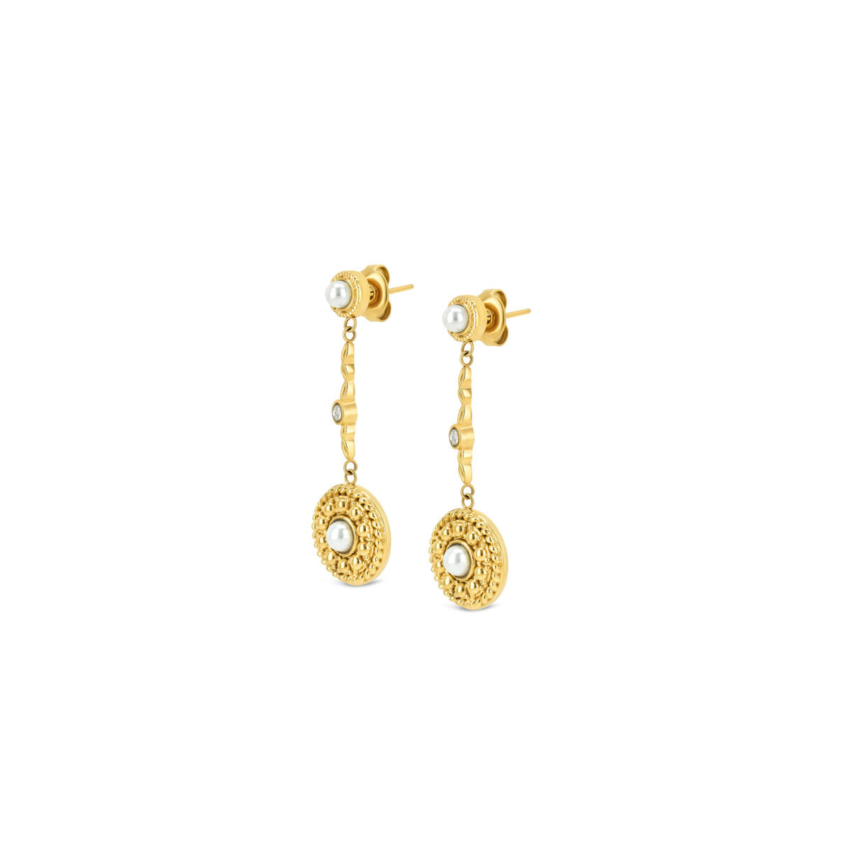 Detail van de gouden One Jewels oorbellen met elegante hangers en parelaccenten.