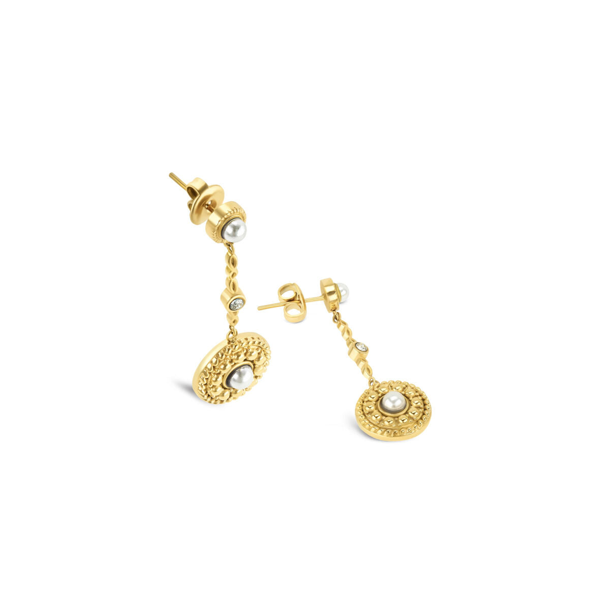 Detailfoto van de One Jewels gouden oorbellen met elegante parel en schakelontwerp.