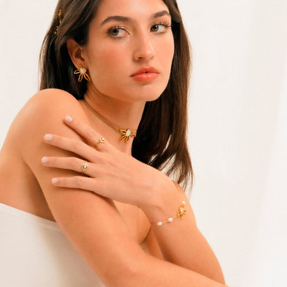 Detail van de One Jewels Ring in goud, gedragen door een model met elegante styling.