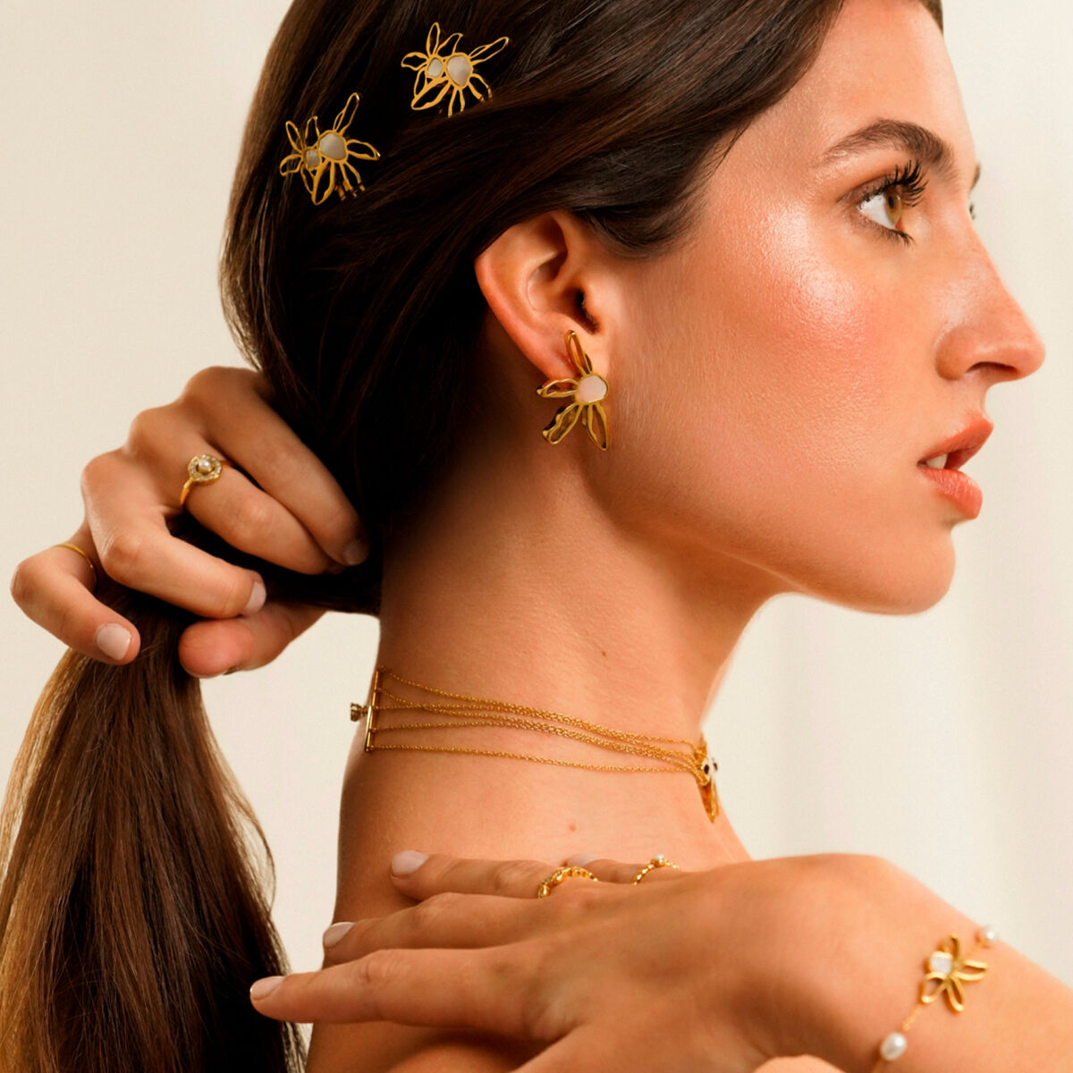 Elegante gouden ring van One Jewels, gedragen door model met sieraden.