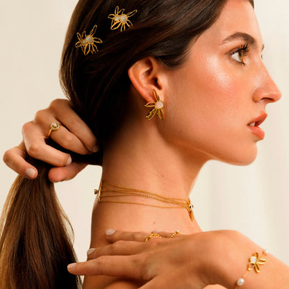 Elegante gouden ring van One Jewels, gedragen door model met sieraden.