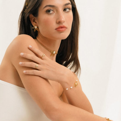 Dames met One Jewels ring maat 6 in goud, elegant design, gecombineerd met andere sieraden.