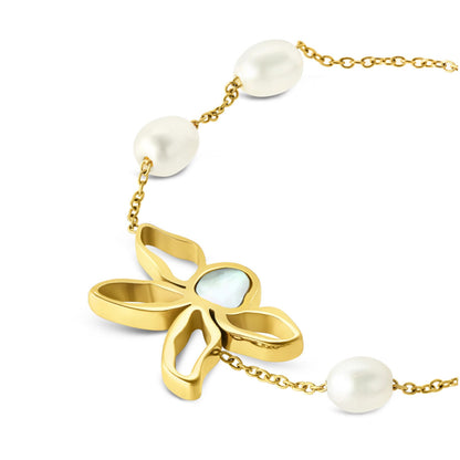Detail van de gouden One Jewels armband met parels en een bloemvormig ontwerp.