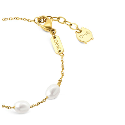 Detail van de One Jewels gouden armband met parelaccenten en sluiting.