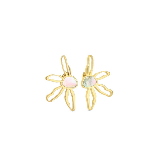 Gouden One Jewels oorbellen met elegante, bloemachtige vorm en parelmoer details.