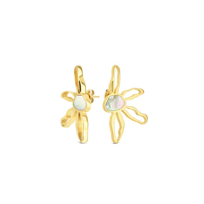 Detail van de One Jewels gouden oorbellen met een unieke bloemvorm en parelachtige afwerking.