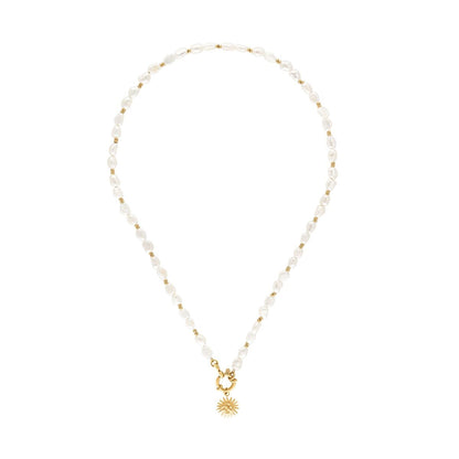 Gouden One Jewels ketting met elegante parels en een zonnetje als hanger.