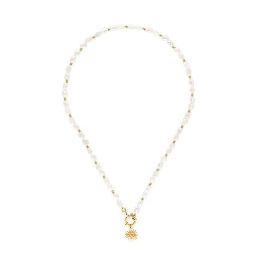 Gouden One Jewels ketting met elegante parels en een zonnetje als hanger.
