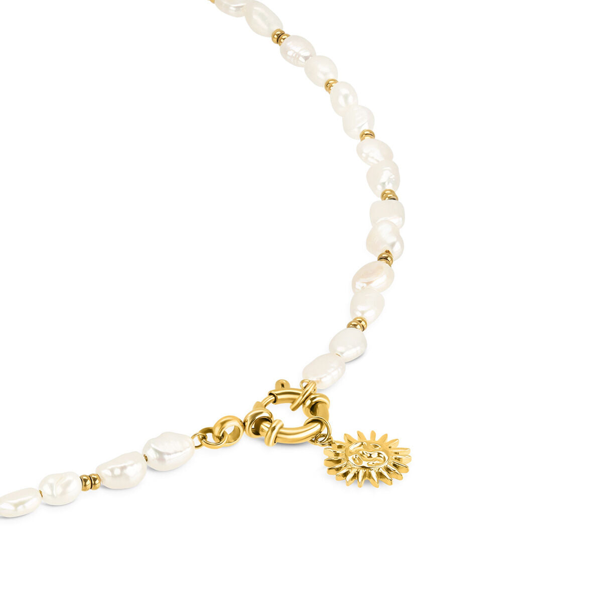 Detail van de One Jewels gouden ketting met parels en zonvormige sluiting.