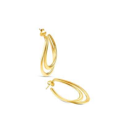 Detail van de gouden One Jewels oorbellen met een elegant, golvend ontwerp.