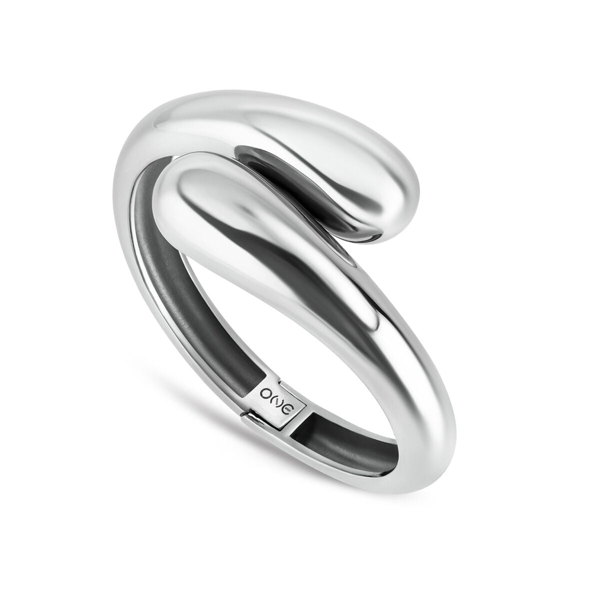 Detail van de zilverkleurige One Jewels armband met elegant design en vloeiende vormen.