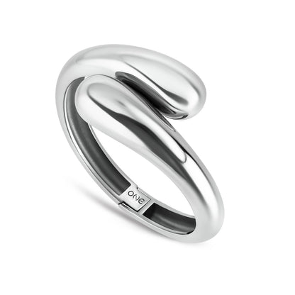 Detail van de zilverkleurige One Jewels armband met elegant design en vloeiende vormen.