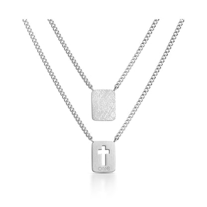 Detail van de zilverkleurige One Jewels ketting met twee hangers en een kruis.