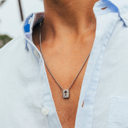 Zilverkleurige One Jewels ketting met een elegante hanger in de vorm van een kruis.
