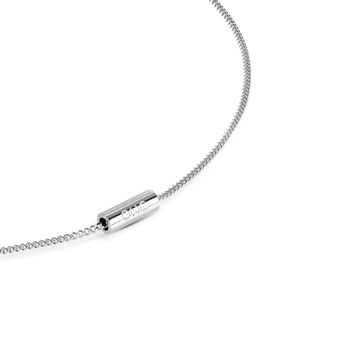 Detail van de zilverkleurige One Jewels ketting met verfijnde sluiting.