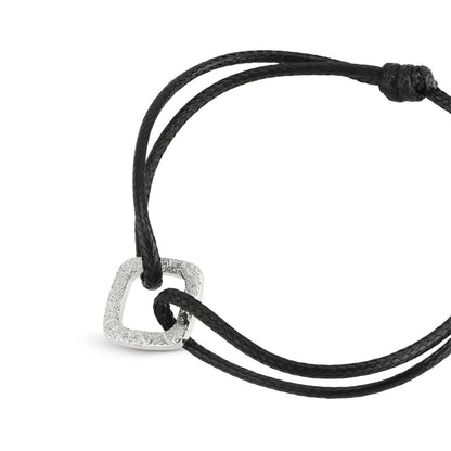 Detail van de One Jewels armband met zwart koord en vierkante zilveren sluiting.