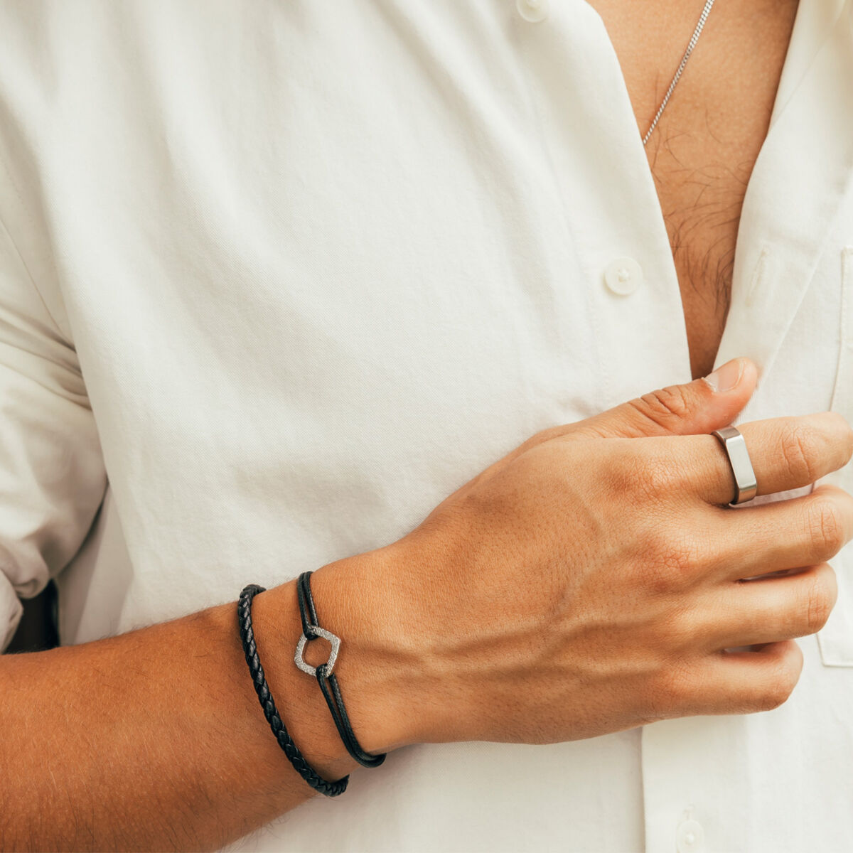 Detail van de One Jewels armband in zwart, elegant om de pols van een model.