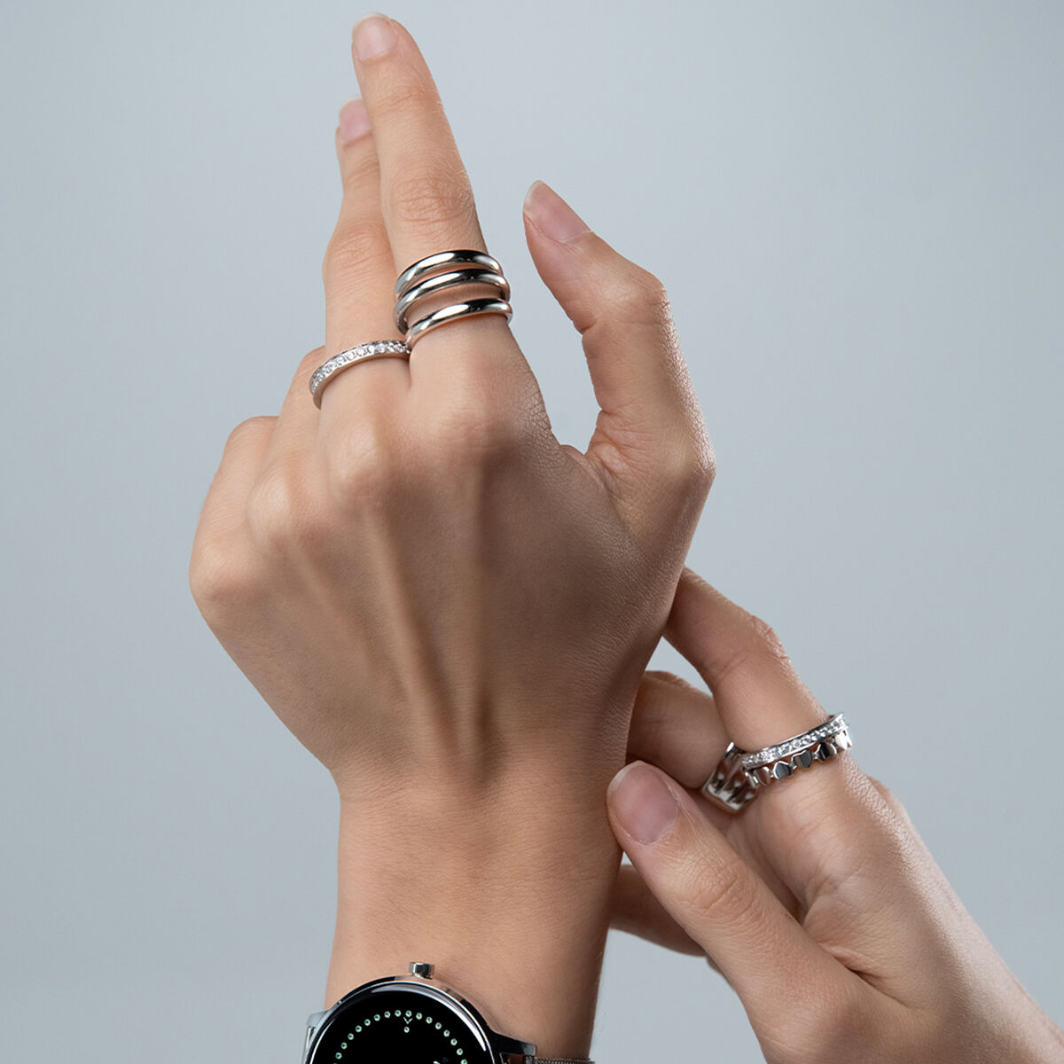Zilverkleurige One Jewels ring gedragen op meerdere vingers, met elegante en tijdloze uitstraling.