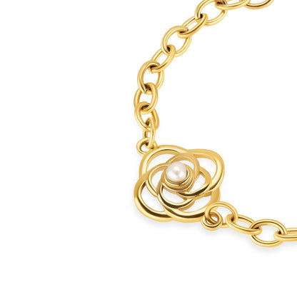 Detail van de gouden One Jewels armband met een elegante bloem en parel.