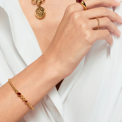Detail van de One Jewels gouden armband met ronde kralen, gedragen op een hand.