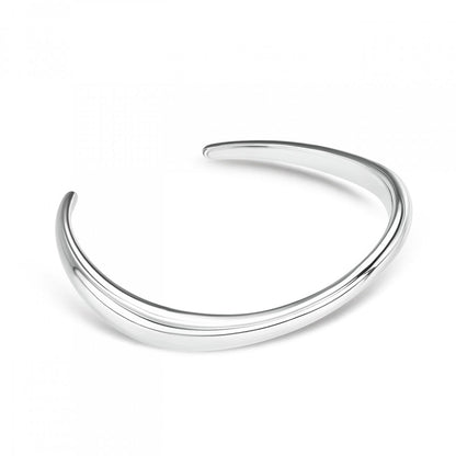 Zijaanzicht van de elegante zilverkleurige One Jewels armband met verfijnde lijnen.