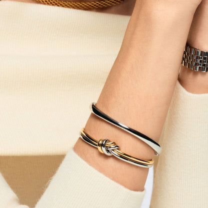 Detail van de zilverkleurige One Jewels armband, elegant gecombineerd met een gouden variant.
