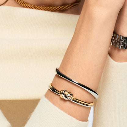 Detail van de One Jewels gouden armband, gedragen met een zilveren bangle.