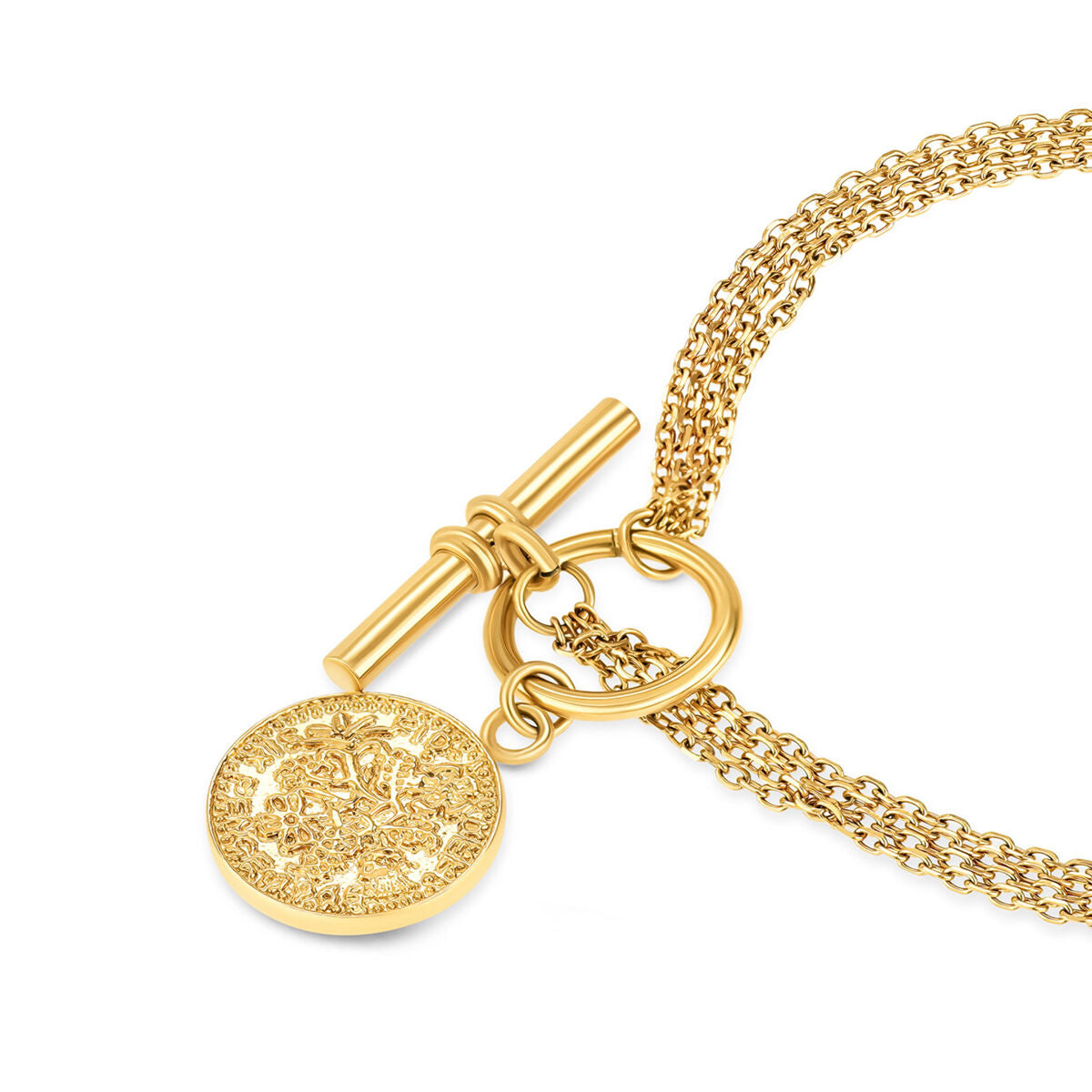 Detail van de gouden One Jewels armband met een stijlvolle sluiting en schijfvormige hanger.
