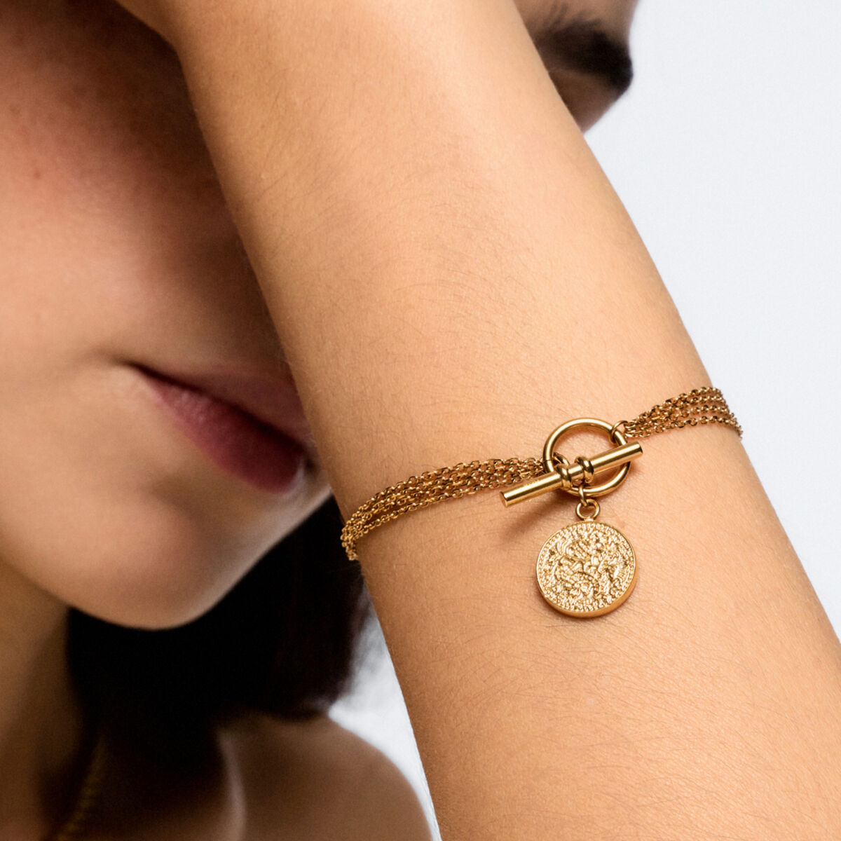 Detail van de gouden One Jewels armband met een elegante sluiting en schijfje.