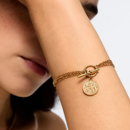Detail van de gouden One Jewels armband met een elegante sluiting en schijfje.