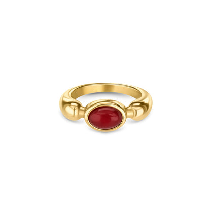 Gouden One Jewels ring met een rode, ovale steen en een elegant ontwerp.