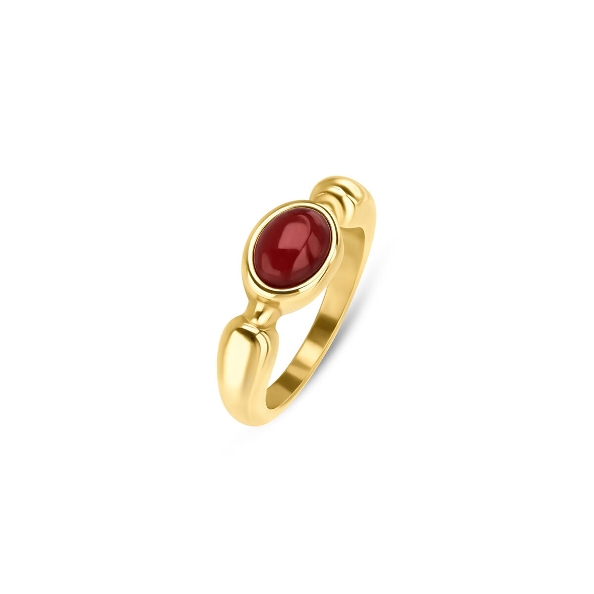 Detail van de One Jewels gouden ring met een ovale rode steen in het midden.