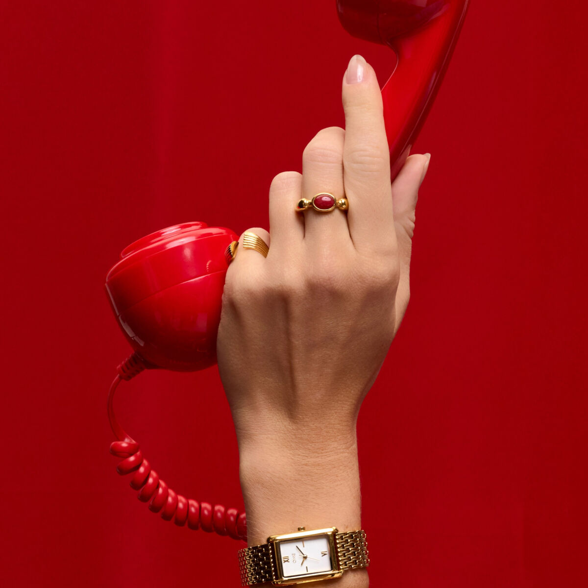 Detail van de One Jewels gouden ring met een elegante afwerking, gedragen aan een hand.
