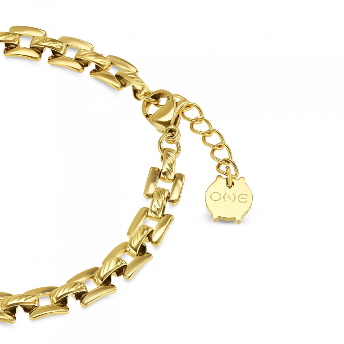Detail van de gouden One Jewels armband met sluiting en merklabel.