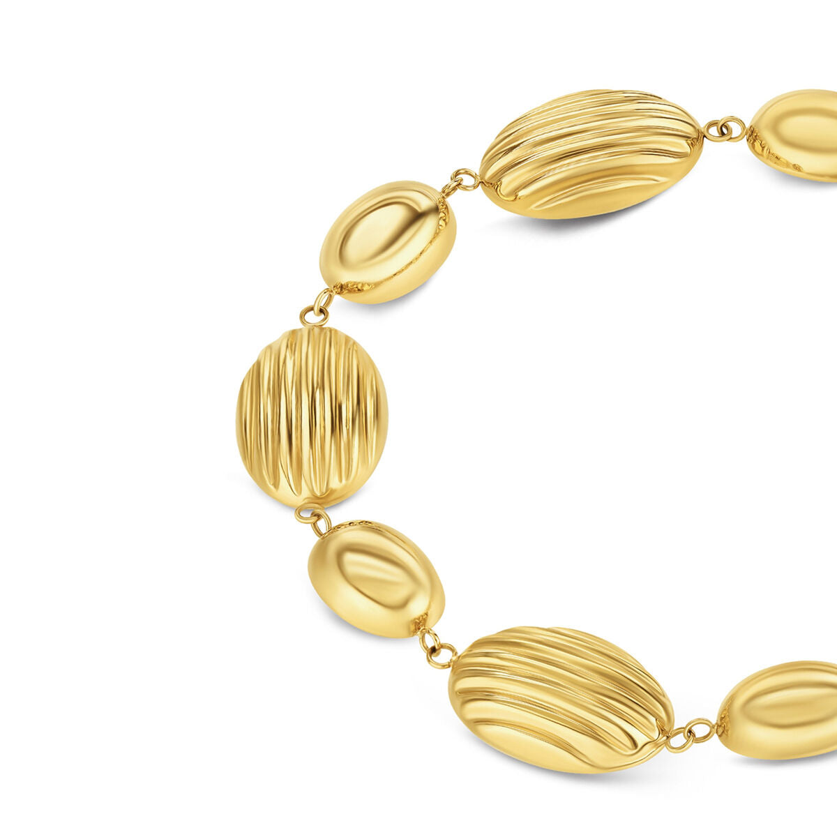 Detail van de One Jewels gouden armband met elegante, golvende schakels.