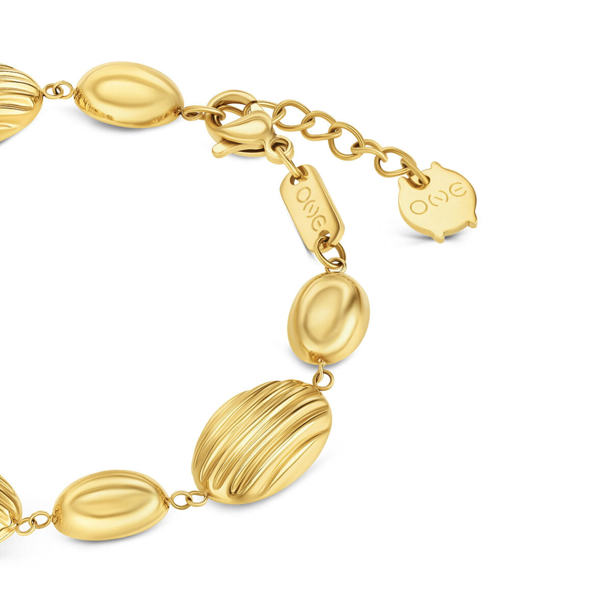 Close-up van de gouden One Jewels armband met elegante, golvende schakelvormen.