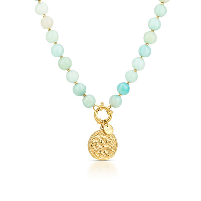 Detail van de One Jewels blauwe ketting met gouden hanger en kleurrijke kralen.