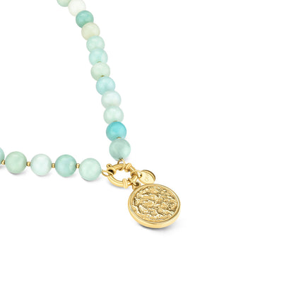 Detail van de One Jewels ketting met blauwe stenen en gouden sluiting.