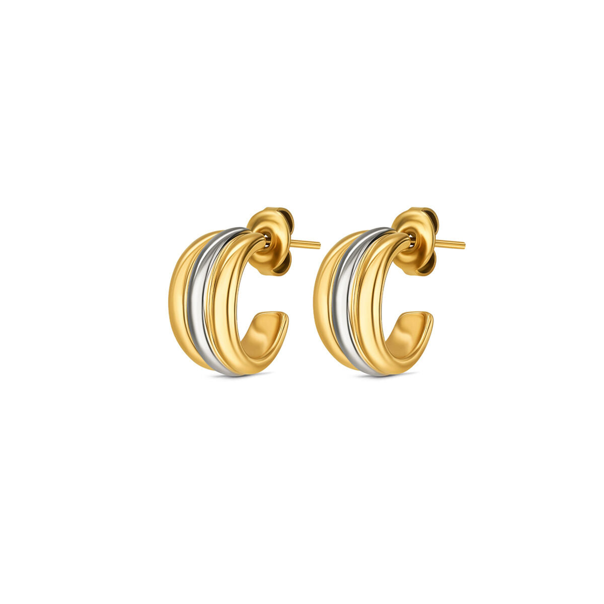 Detail van de gouden One Jewels oorbellen met elegante, golvende lijnen en een glanzende afwerking.